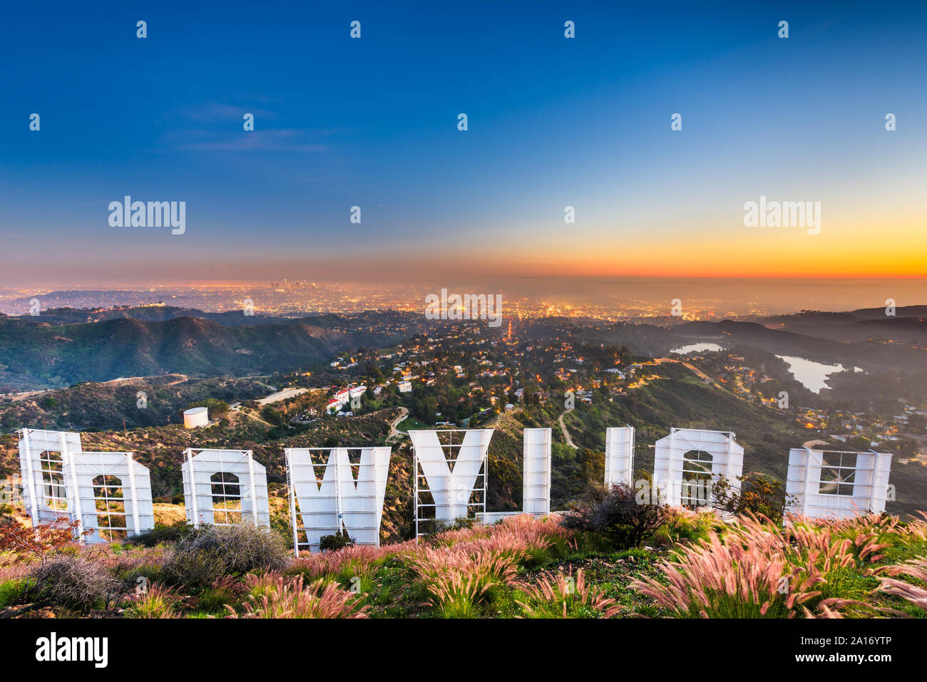 LOS ANGELES, California - 29 de febrero de 2016: el cartel de Hollywood con vistas a Los Ángeles. La icónica señal fue creada originalmente en 1923. Foto de stock