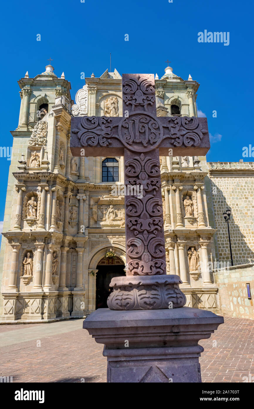 Cruz de piedra Basílica Nuestra Señora de la Soledad Nuestra Señora de la  Soledad Fachada Iglesia de Oaxaca. Construido en 1690 Fotografía de stock -  Alamy
