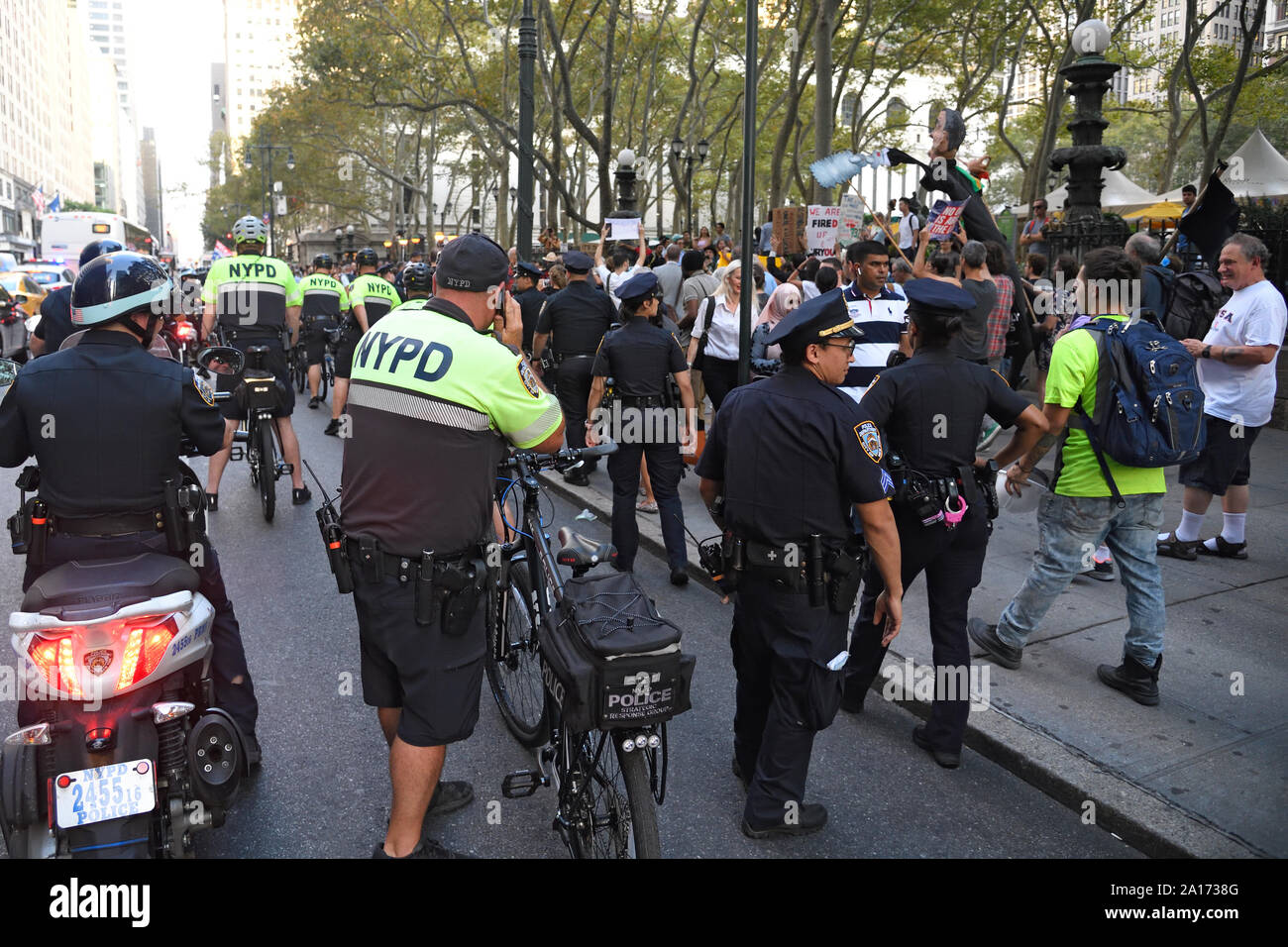 Observación NYPD el ascenso y resistir - unidos en la indignación, una marcha de la resistencia a lo largo de la Quinta Avenida. Foto de stock