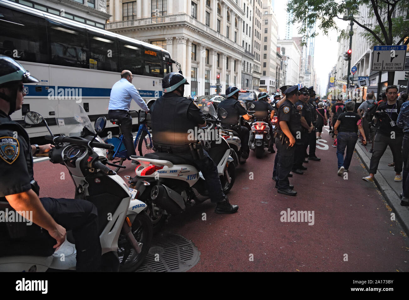Observación NYPD el ascenso y resistir - unidos en la indignación, una marcha de la resistencia a lo largo de la Quinta Avenida. Foto de stock