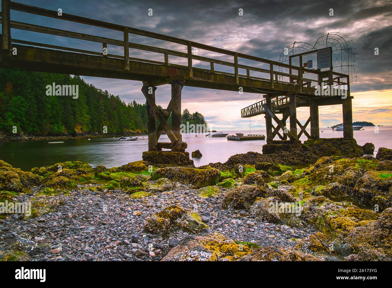 Playa rocosa puestas de sol a lo largo del Pacífico Norte occidental de la isla de Bowen en Howe Sound con espectaculares vistas del faro todos justo fuera de la costa de Vancouver BC Foto de stock