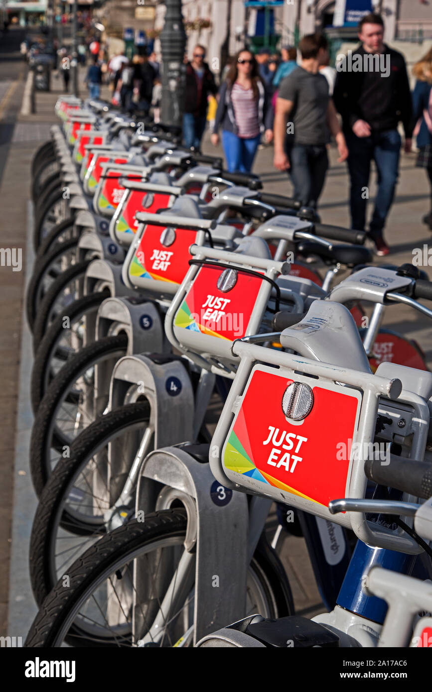 Paseo Peatonal por una hilera de comer sólo alquiler de bicicletas en Waverley Bridge, Edimburgo, Escocia, Reino Unido. Foto de stock