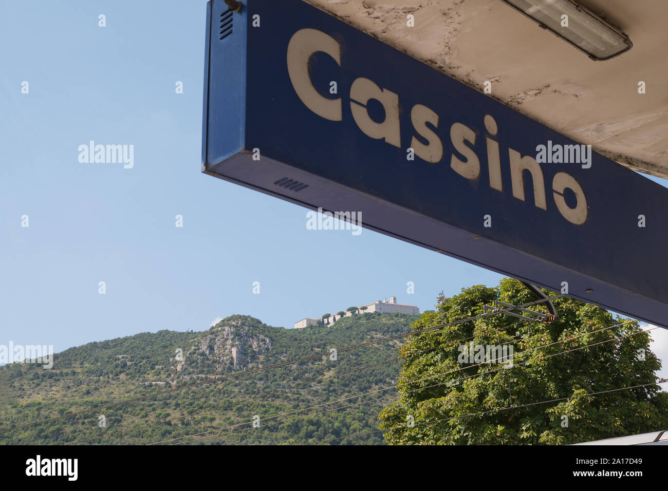 Cassino railway station con el Monasterio de Montecassino en la distancia, verano, Italia Foto de stock
