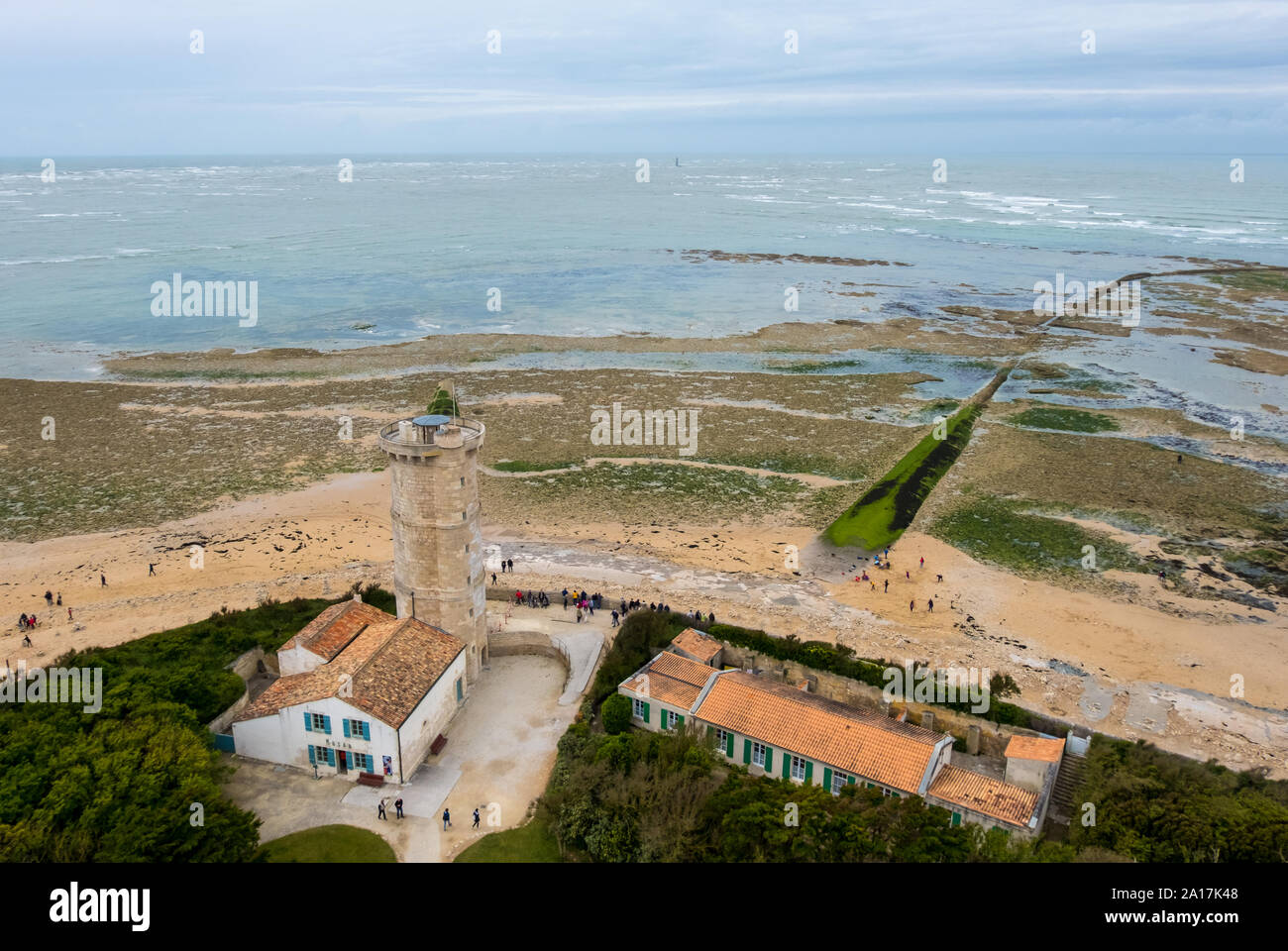 Saint Clement Des Baleines, Francia - 09 de mayo de 2019: Vista desde el Phare des baleines en la Tour des baleines, uno de los más antiguos faros en Francia Foto de stock