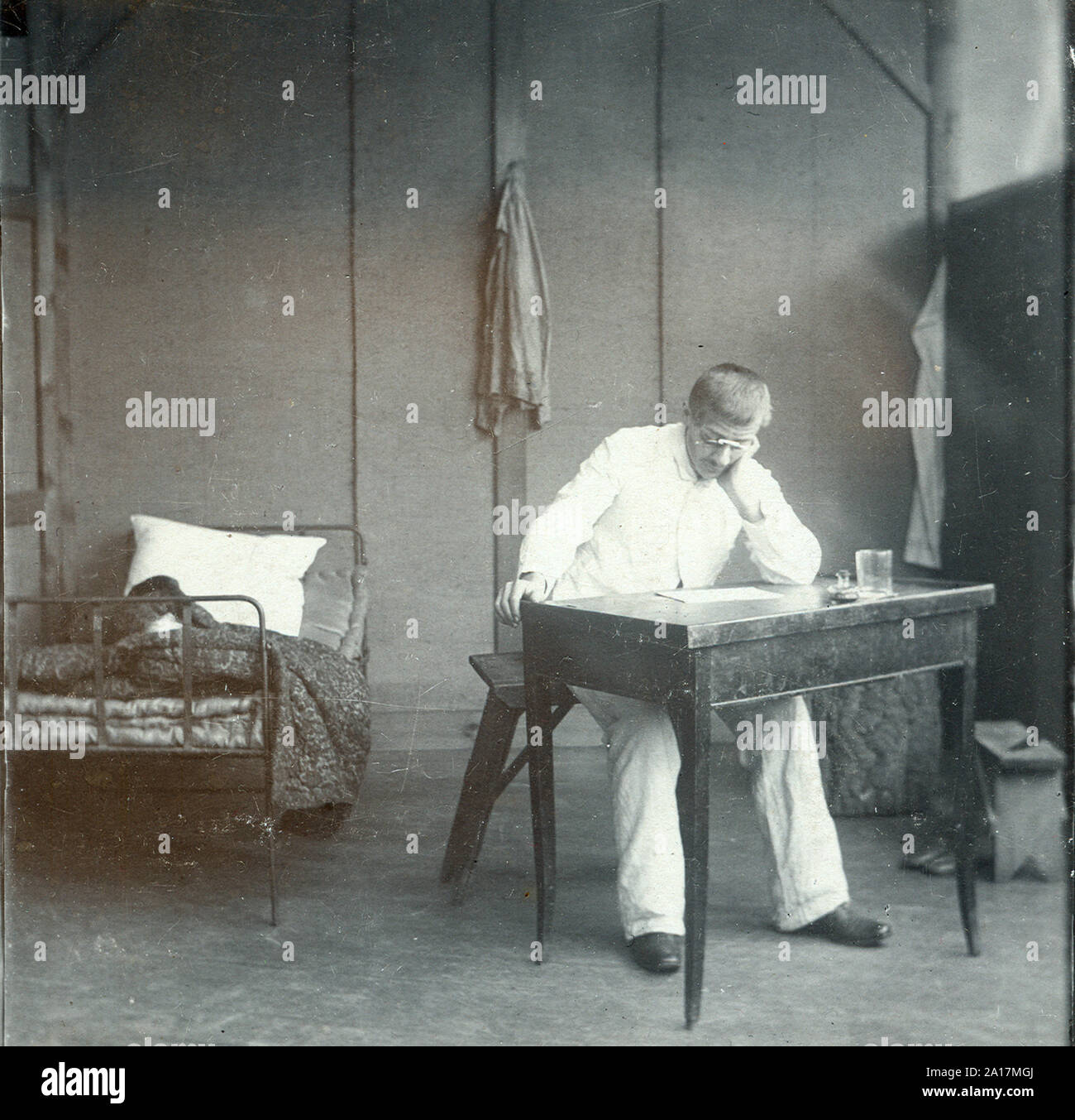 Alfred Dreyfus (1859 - 1935) oficial de artillería francesa de fe y ascendencia judía cuyo juicio y condena en 1894 por cargos de traición se convirtió en uno de los políticos más controvertidos dramas modernos en la historia francesa. Alfred Dreyfus en su habitación en la Isla del Diablo en 1898 Foto de stock