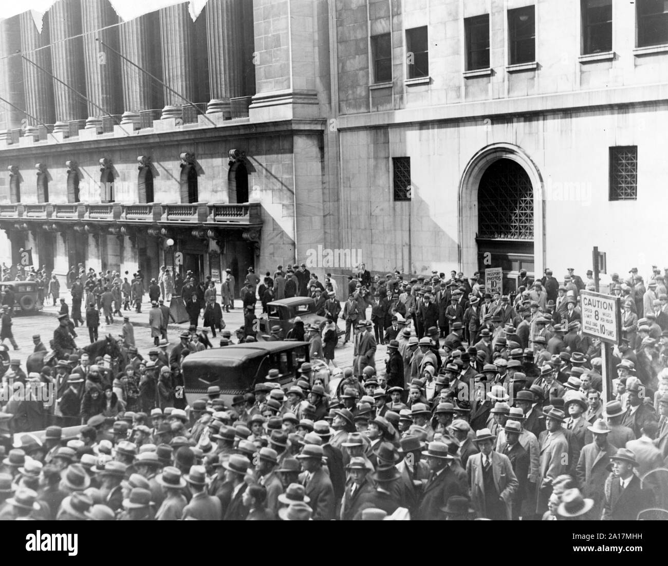 Multitud de personas se reúnen fuera de la Bolsa de Valores de Nueva York, tras el accidente de 1929. El Crash de Wall Street de 1929, también conocido como te crac bursátil de 1929 o el Gran Crash, fue una importante caída del mercado bursátil que se produjo a finales de octubre de 1929 Foto de stock