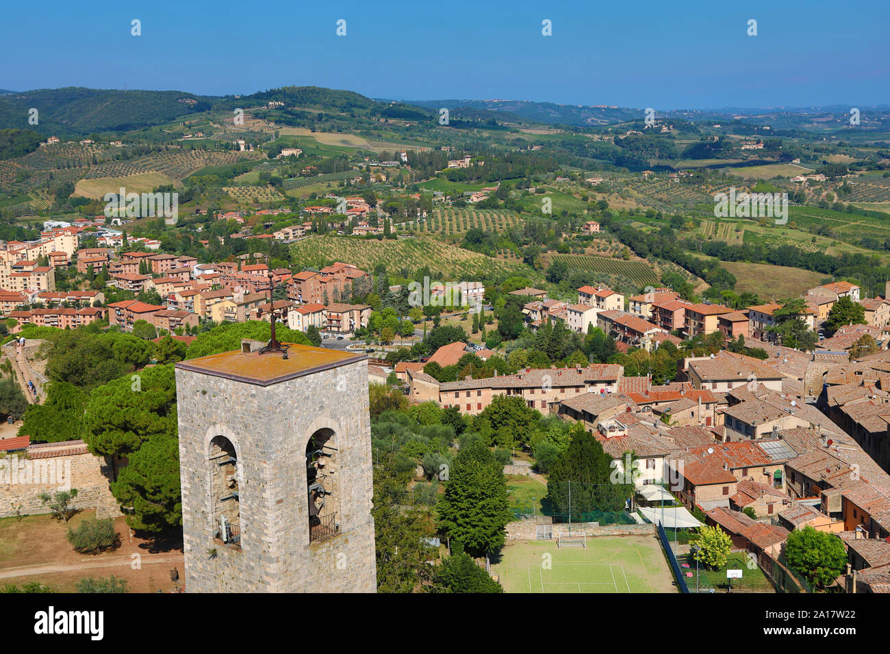 Vista desde la Torre Grossa sobre los tejados de San Gimignano y la campiña toscana, Toscana, Italia Foto de stock