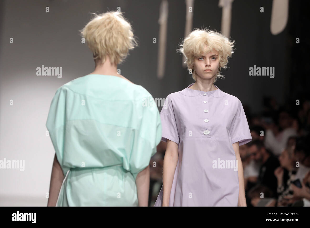 París, Francia. 24 Sep, 2019. Un modelo lleva a la pasarela durante Anrealage del show como parte de la presentación de la Primavera-Verano 2020 de prêt-à-porter colecciones durante la Semana de la moda de París en París el 24 de septiembre de 2019. Foto por Eco Clemente/UPI Crédito: UPI/Alamy Live News Foto de stock