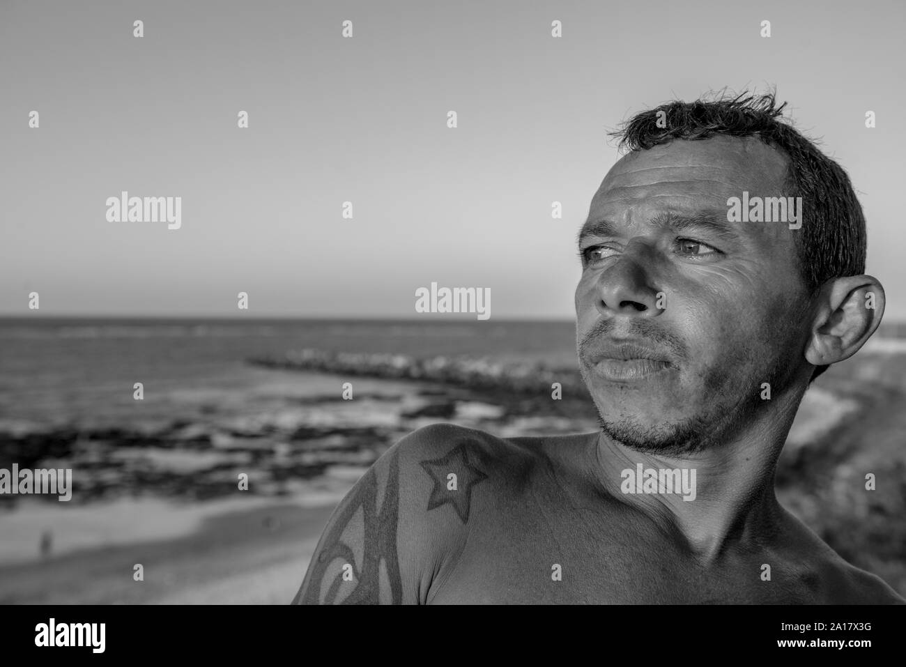 Retrato de un hombre en la orilla del mar favelas de Fortaleza, Ceará, Brasil Foto de stock
