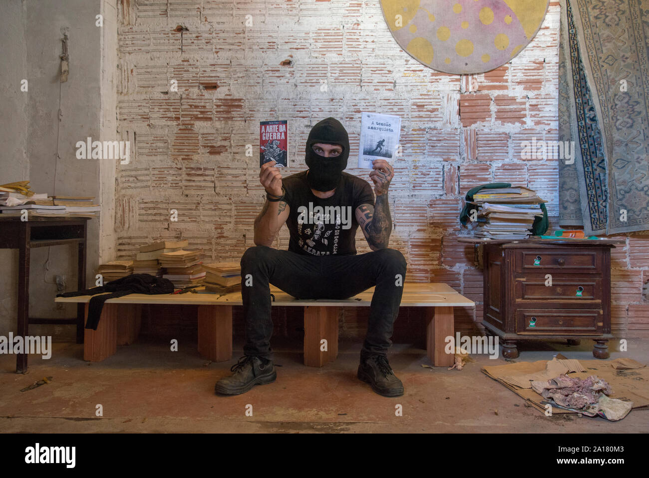 Activista Punk en un holding propiedad invadía libros revolucionario Foto de stock