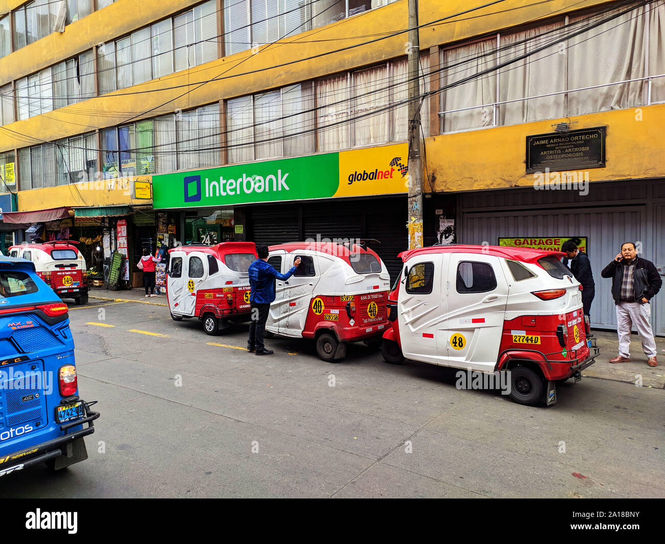 Tres taxis fotografías e imágenes de alta resolución - Alamy