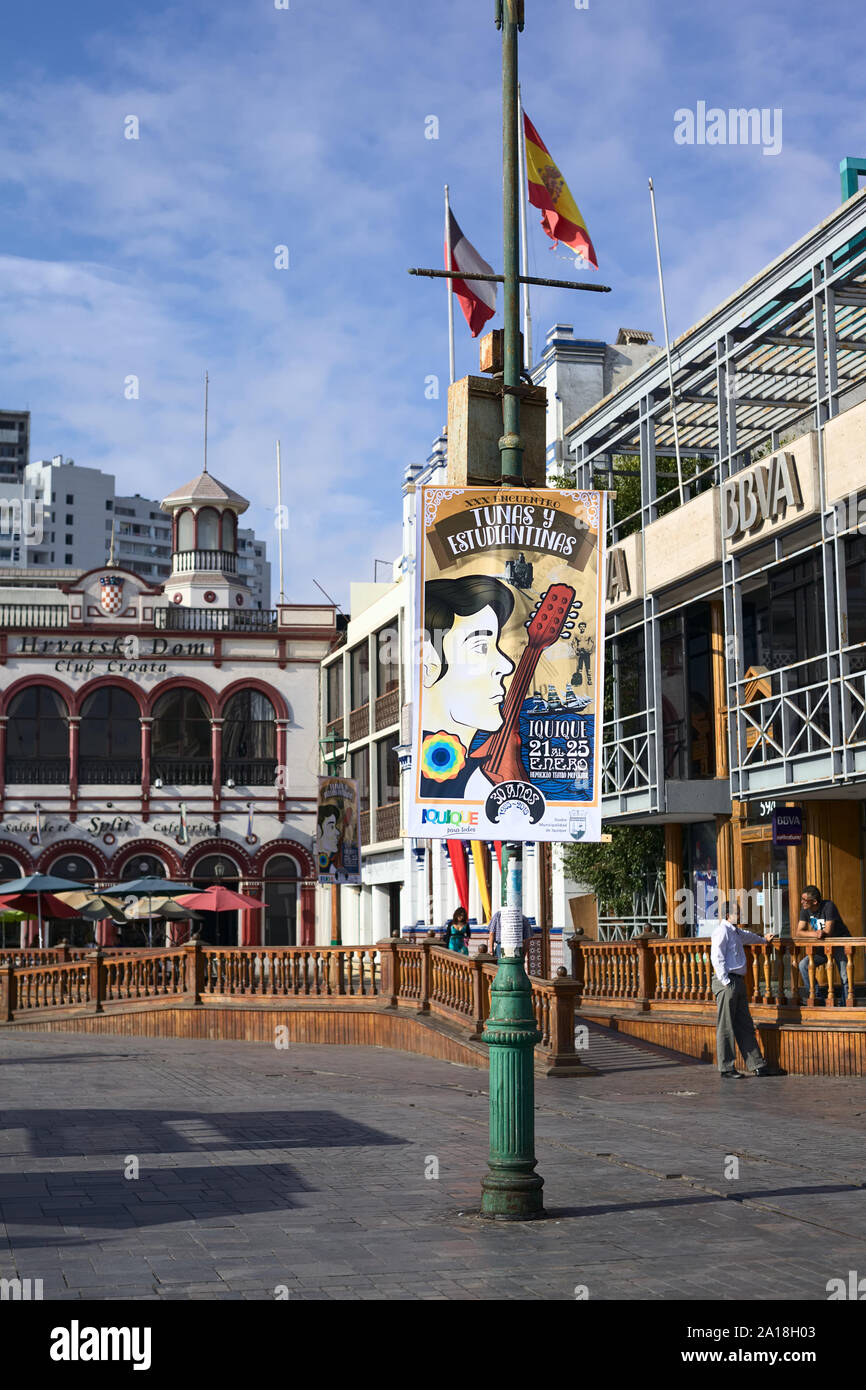 IQUIQUE, CHILE - Enero 22, 2015: cartel colgado en la farola en la Plaza Prat plaza principal informar acerca de un festival de música llamado Tunas y Estudiantinas Foto de stock