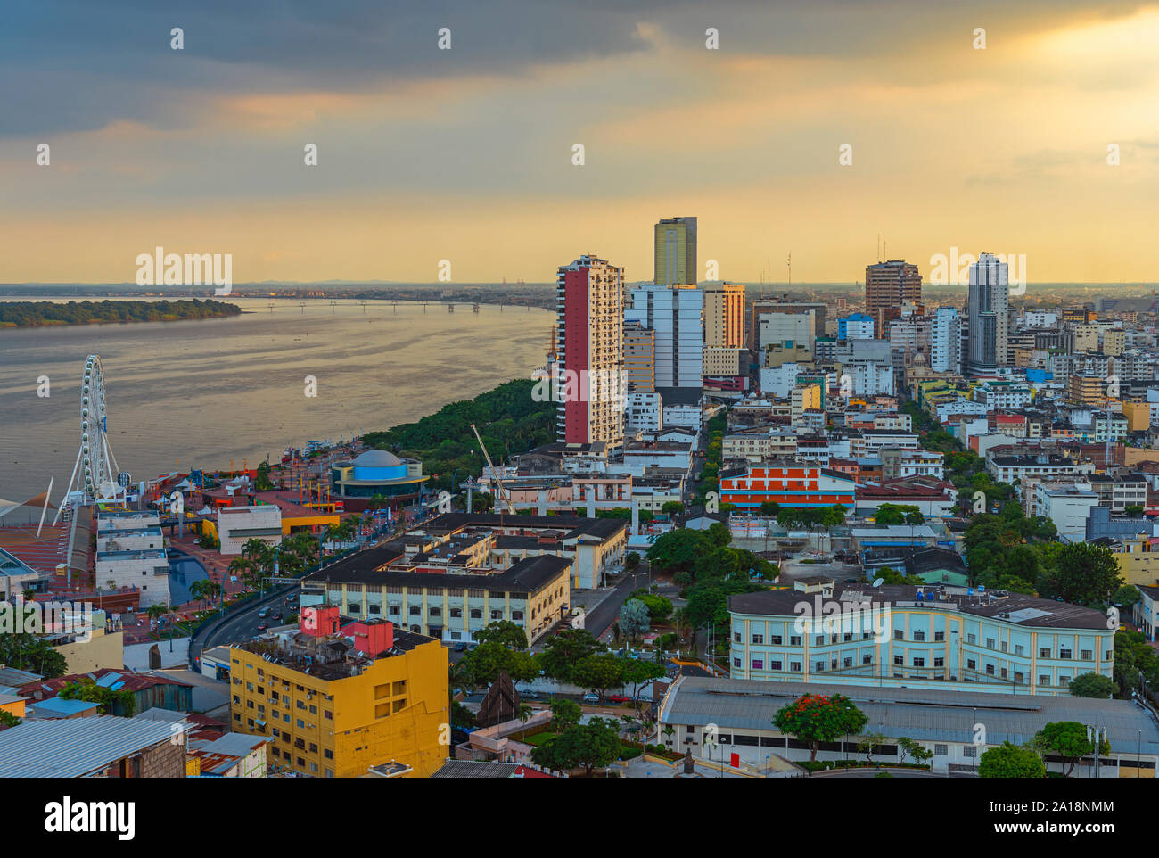 Paisaje urbano de la ciudad de Guayaquil al atardecer con el horizonte de rascacielos y río Guayas, Guayaquil, Ecuador. Foto de stock