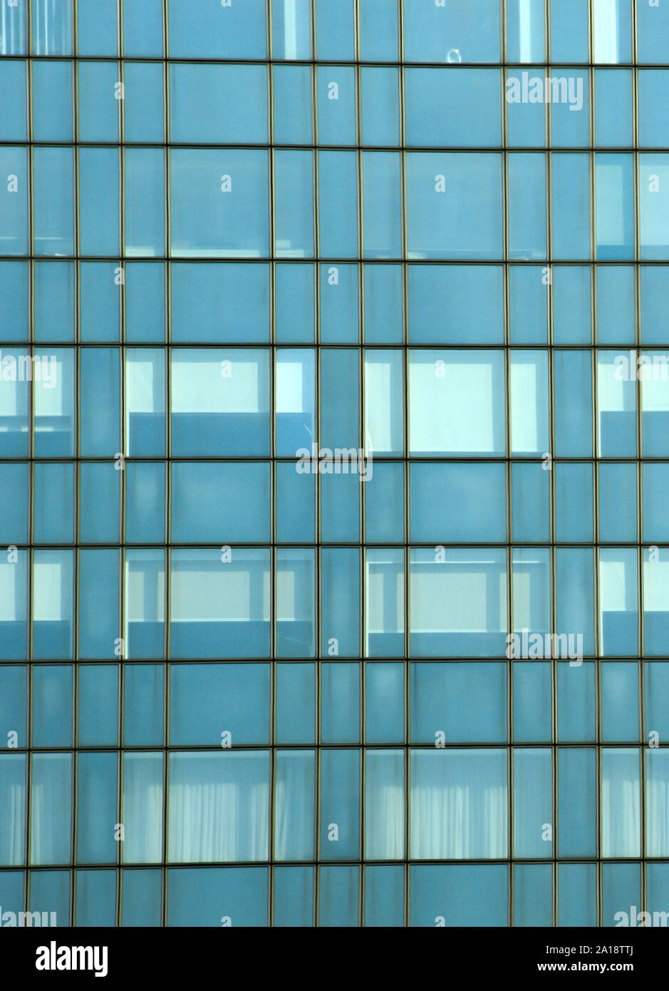 Las líneas rectas de un edificio rascacielos de vidrio/pared Foto de stock