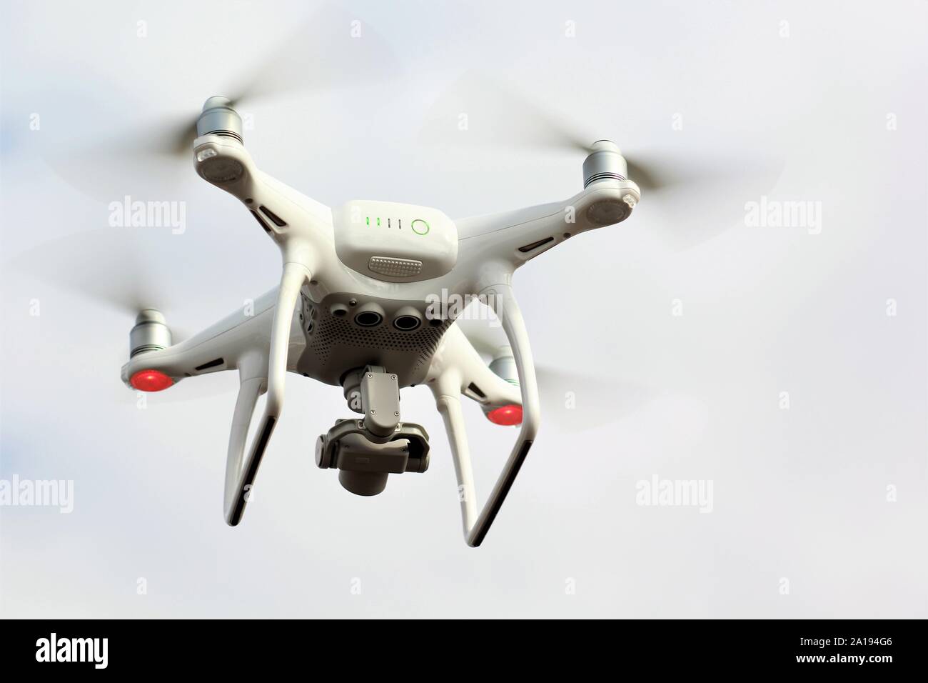 Cierre de un dron volador blanco Fotografía de stock - Alamy