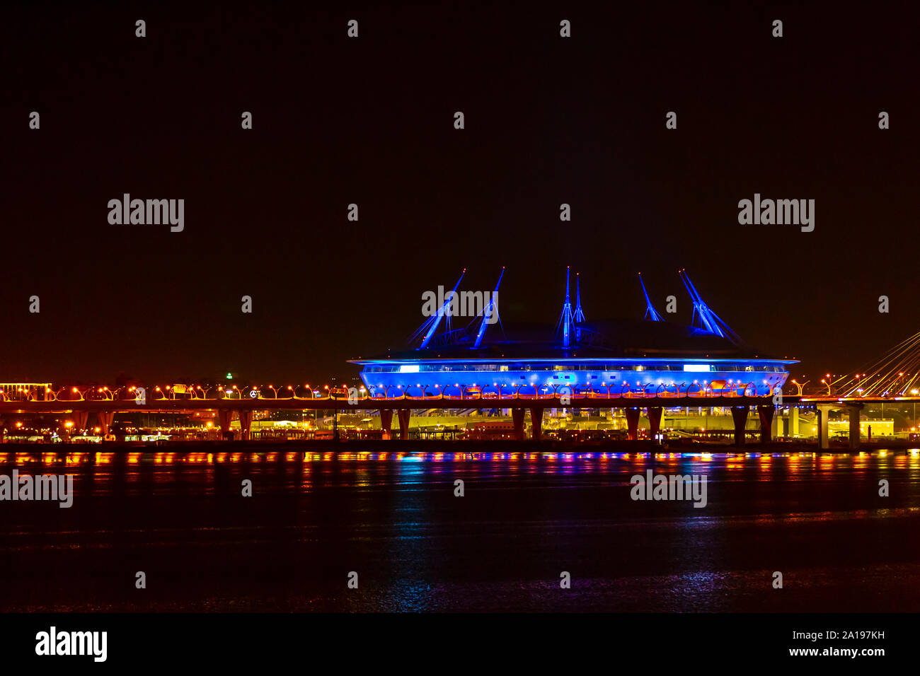 El estadio de fútbol, isla krestovsky, Gazprom arena, San Petersburgo, Rusia vista desde la plataforma de P&O, Arcadia de 2019 crucero del Báltico. Foto de stock