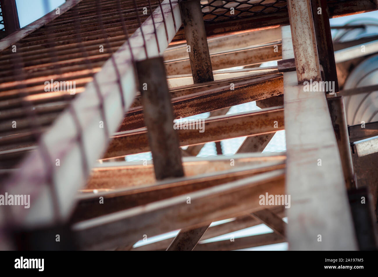 Fondo de vigas metálicas de la construcción industrial closeup