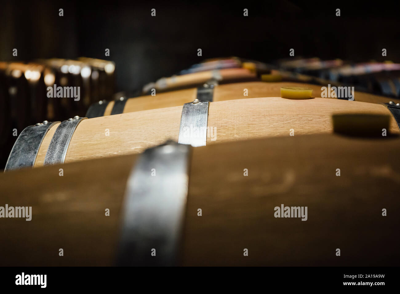 Alineado barriles de vino en una bodega Foto de stock