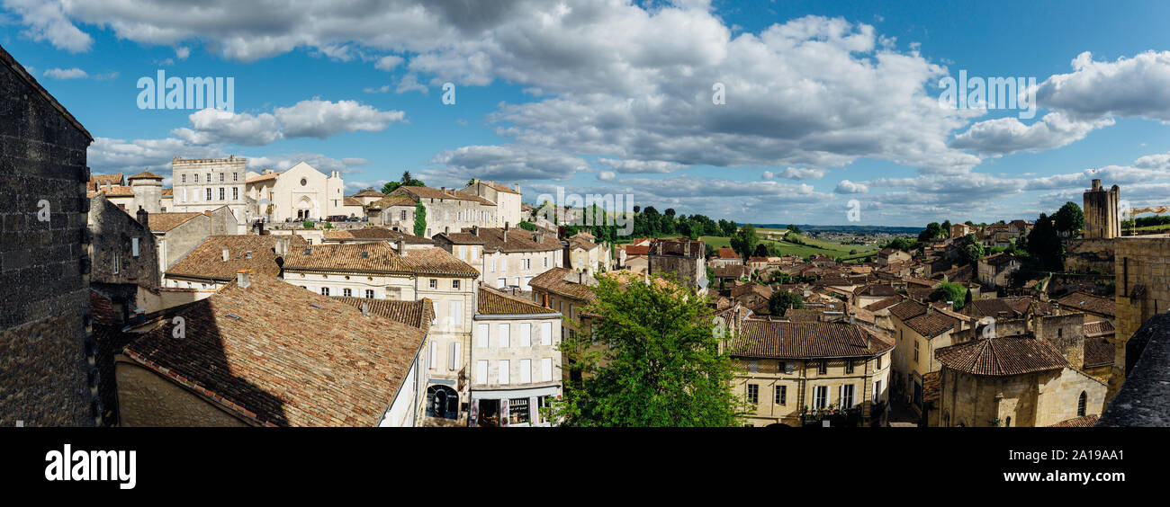 Vista panorámica de la aldea de Saint-Emilion, de la región de Burdeos, Francia. Foto de stock
