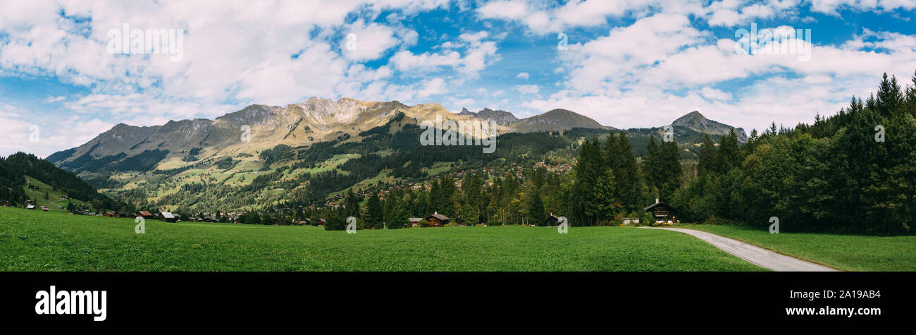 Vista panorámica del pueblo de montaña suizo de Les Diablerets. Foto de stock