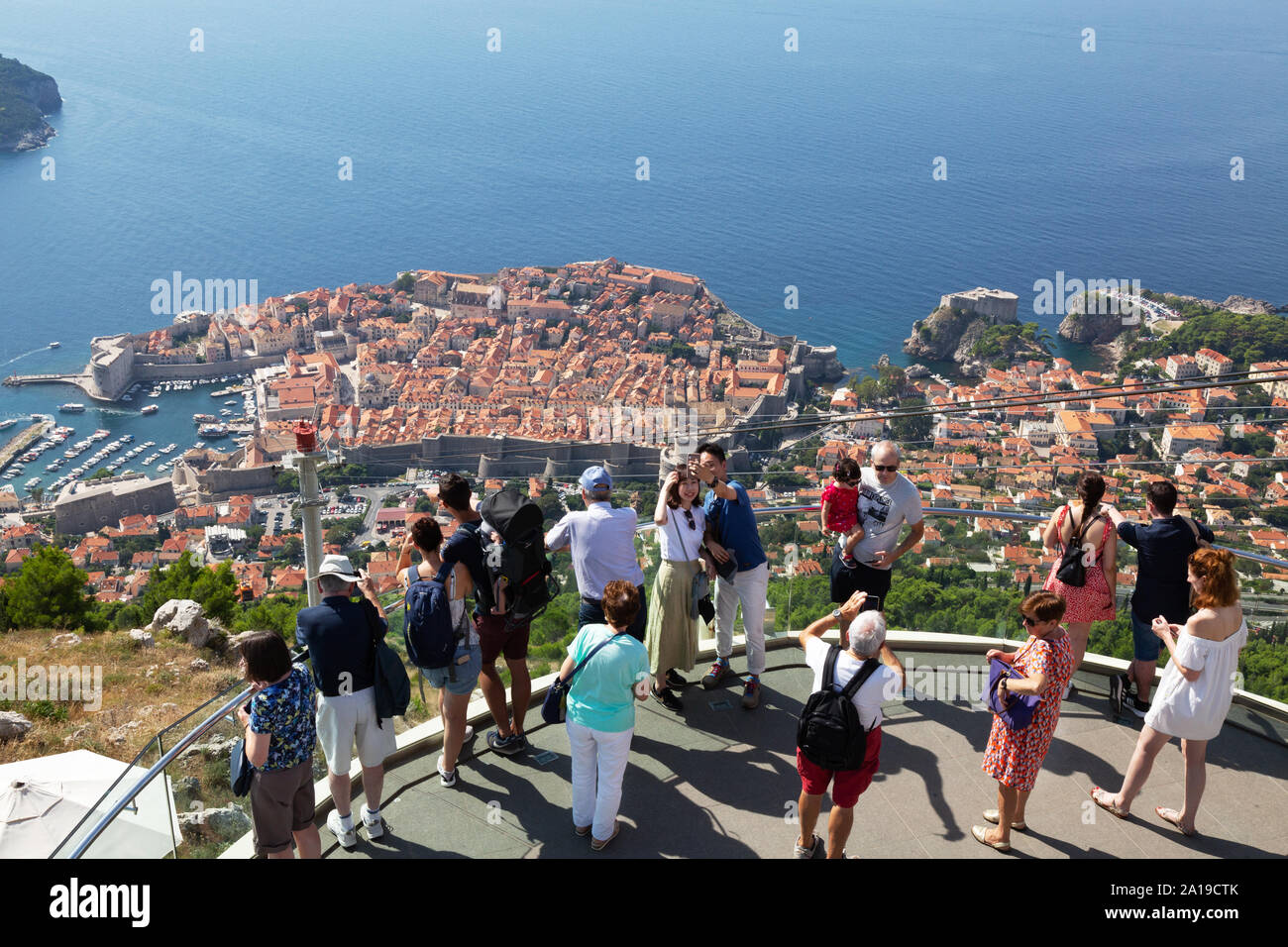 Dubrovnik turistas - las personas en el punto de vista panorámica en la parte superior de la Dubrovnik teleférico del Monte Srd mirando hacia abajo en el casco antiguo de Dubrovnik, Croacia Foto de stock