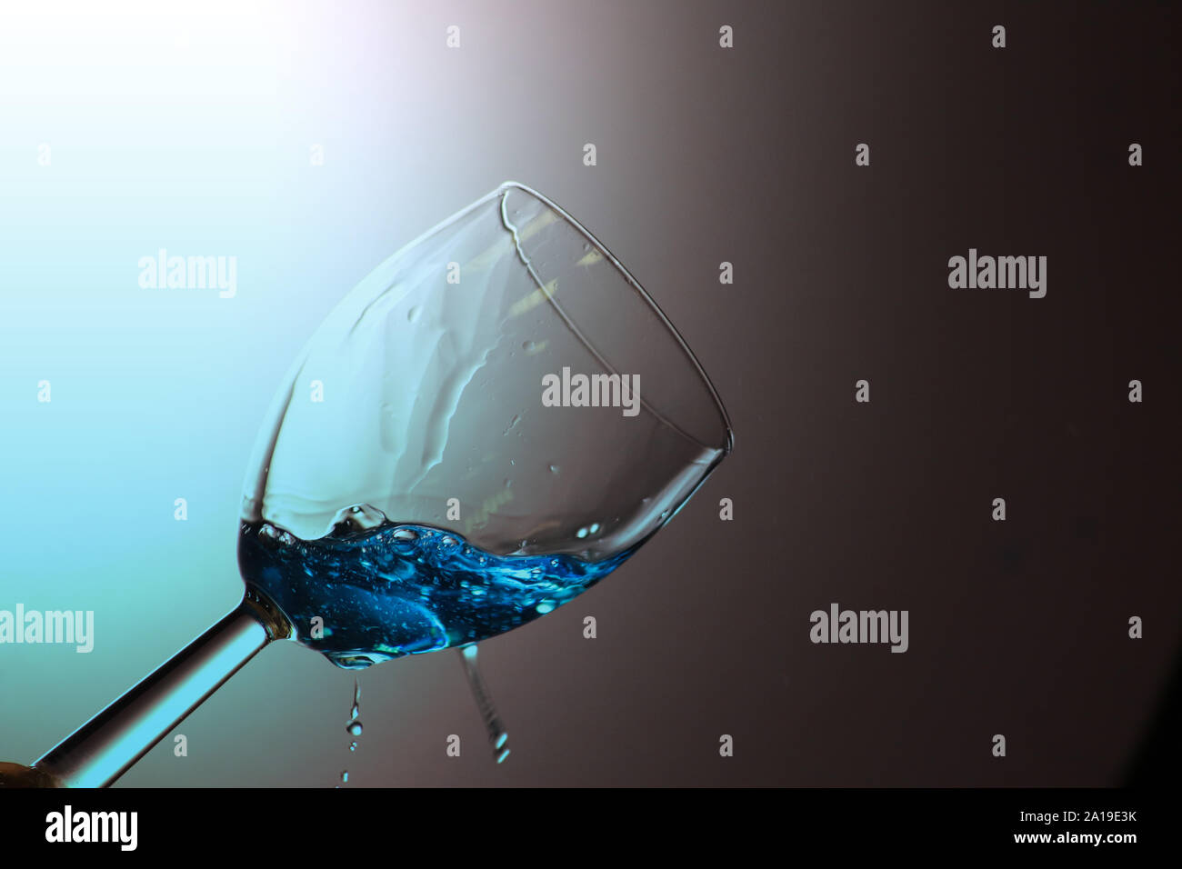 Estilizados,colorida imagen de salpicaduras de líquido en el vaso de vino Foto de stock