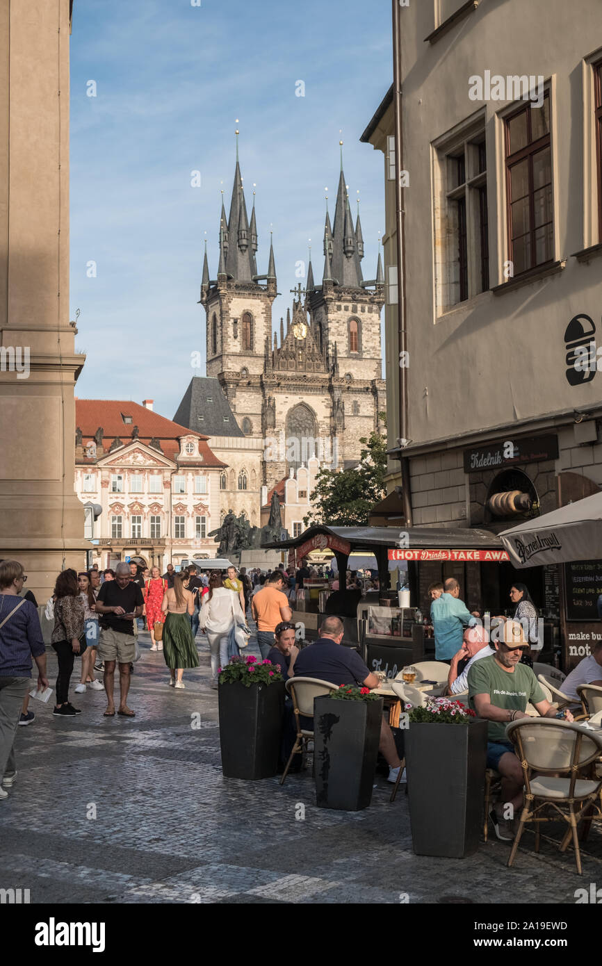 Edificios de la plaza de la Ciudad Vieja de Praga, con torres góticas de la Iglesia de Nuestra Señora antes de Tyn en el fondo, Praga, República Checa Foto de stock