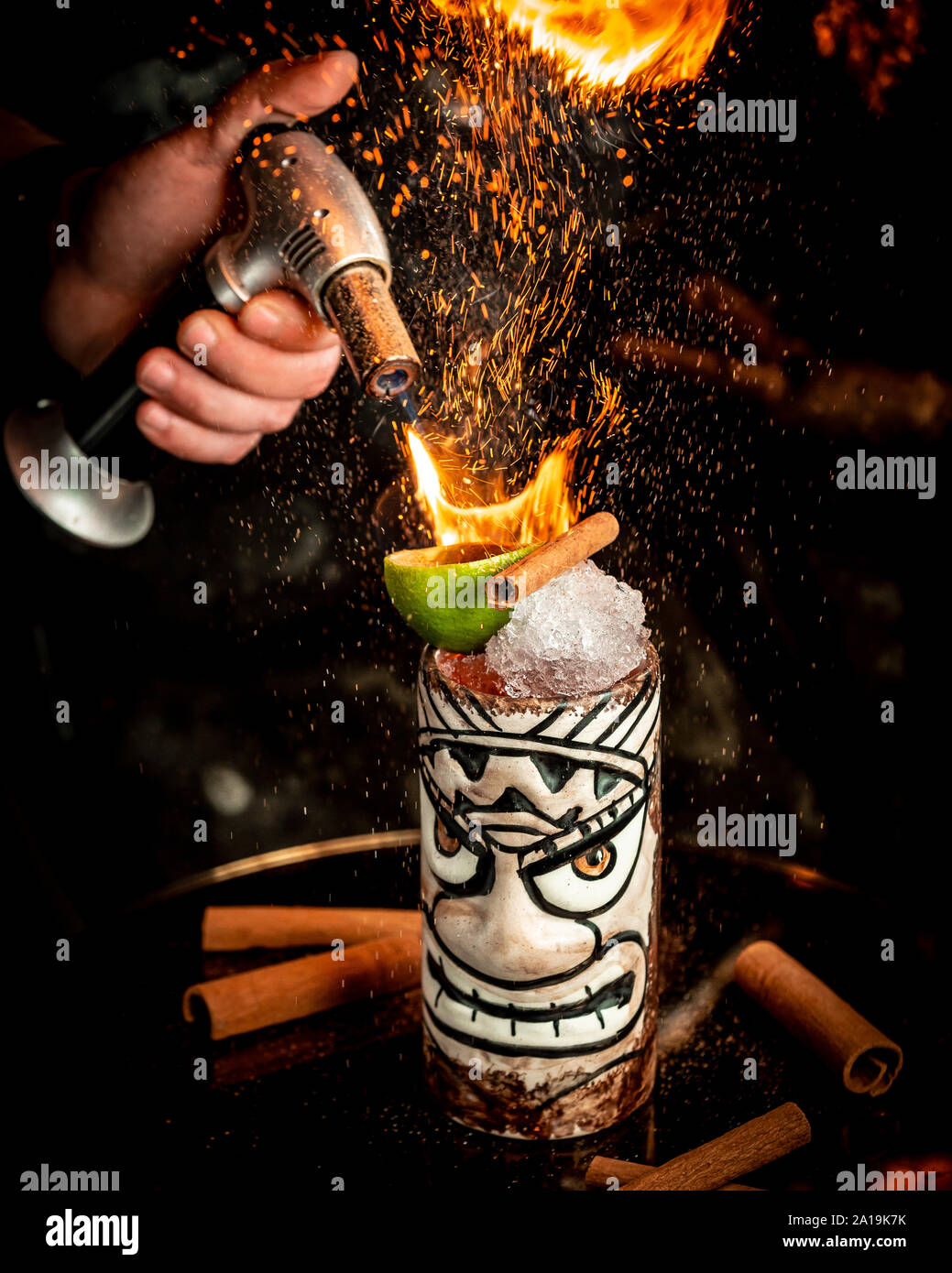 Flameados cóctel con hielo y frutas Fotografía de - Alamy