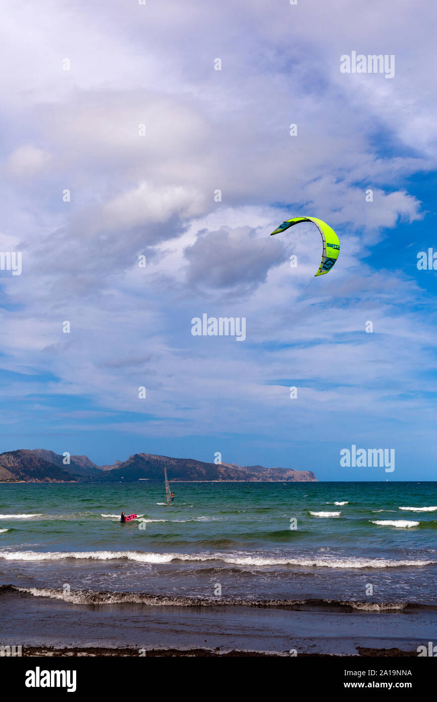 Palma de Mallorca, España - 12.9.2019: Kite surf están disfrutando el viento y el sol. Foto de stock