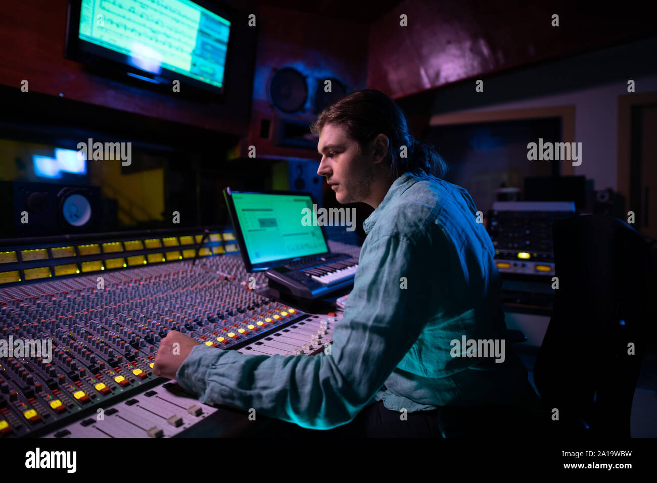 El productor musical masculino trabajando en la mesa de mezclas en un  estudio de sonido Fotografía de stock - Alamy