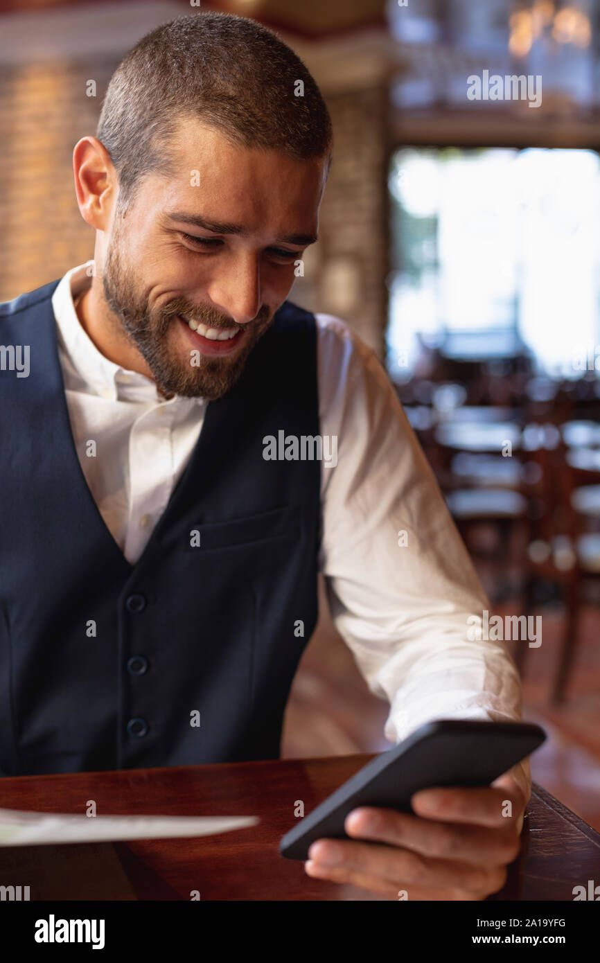 Hombre joven profesional en un café Foto de stock