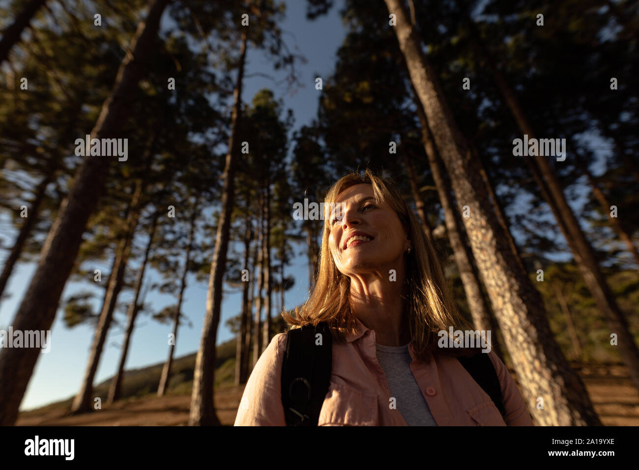 Mujer de mediana edad disfrutando de tiempo fuera en la naturaleza Foto de stock