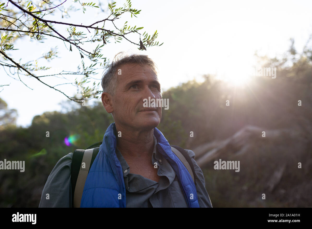 Un varón de mediana edad disfrutando de tiempo fuera en la naturaleza Foto de stock