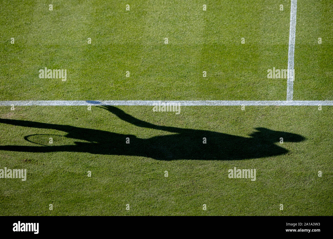 Andy Murray de Gran Bretaña rebote pelota de tenis en baseline mientras se preparan para servir contra Stan Wawrinka de Suiza. Nature Valley internacio Foto de stock