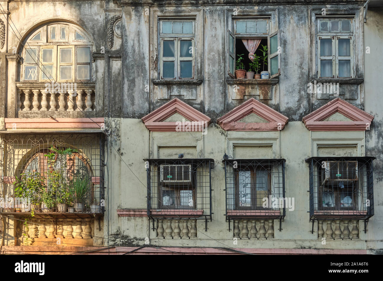 Una antigua casa de la época colonial en Pedder Road, Mumbai, India; a  pesar del mal estado de pisos en tales casas pueden costar cientos de miles  de dólares Fotografía de stock -