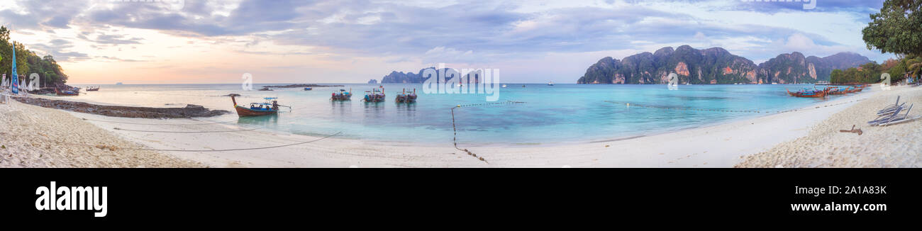 La isla de Phi-Phi panorama del atardecer en la playa Foto de stock