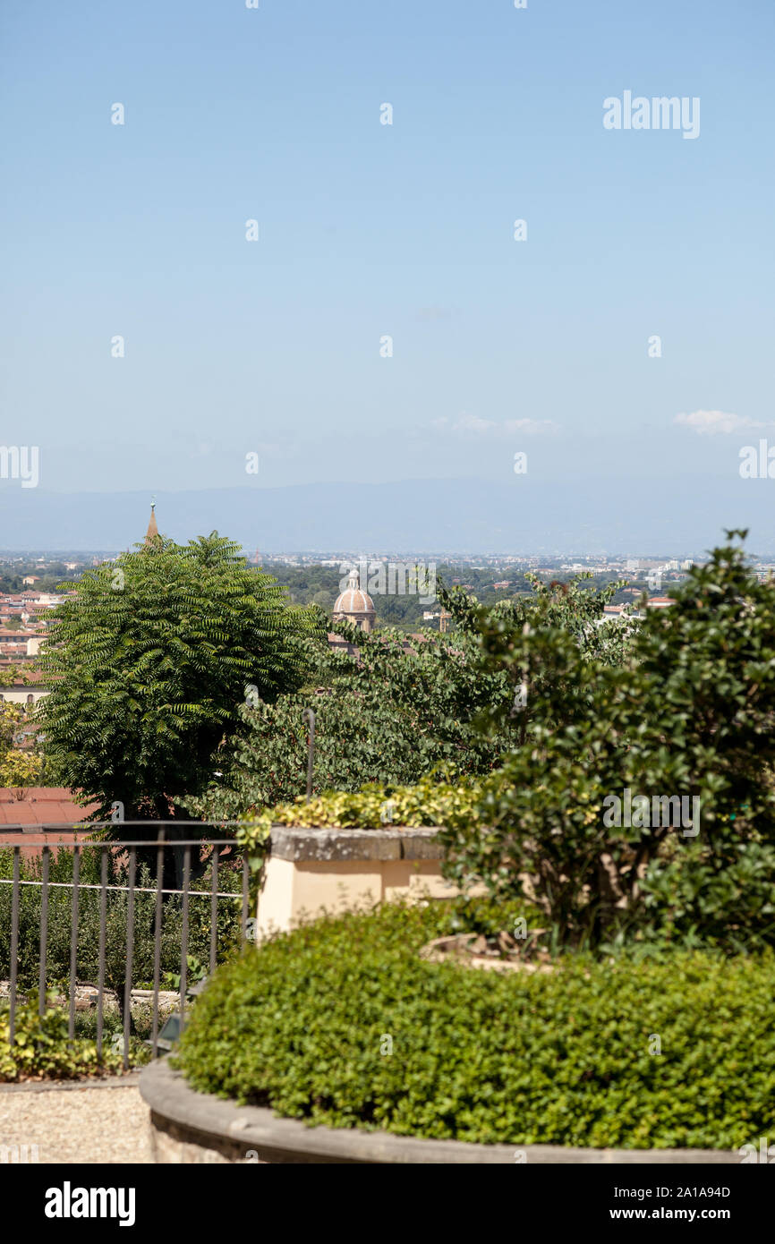 Duomo, visto desde los jardines Boboli, Piazza de' Pitti, 1, 50125 Firenze FI, Italia Foto de stock