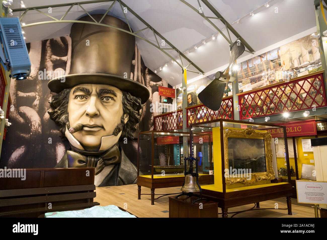 Sala de exposiciones al ser Brunel con réplica de fibra de vidrio del gran hombre mirando la cara de la habitación. Siendo Brunel es parte de la SS Gran Bretaña Museo Naval Dockyard, Bristol. Reino Unido (109) Foto de stock