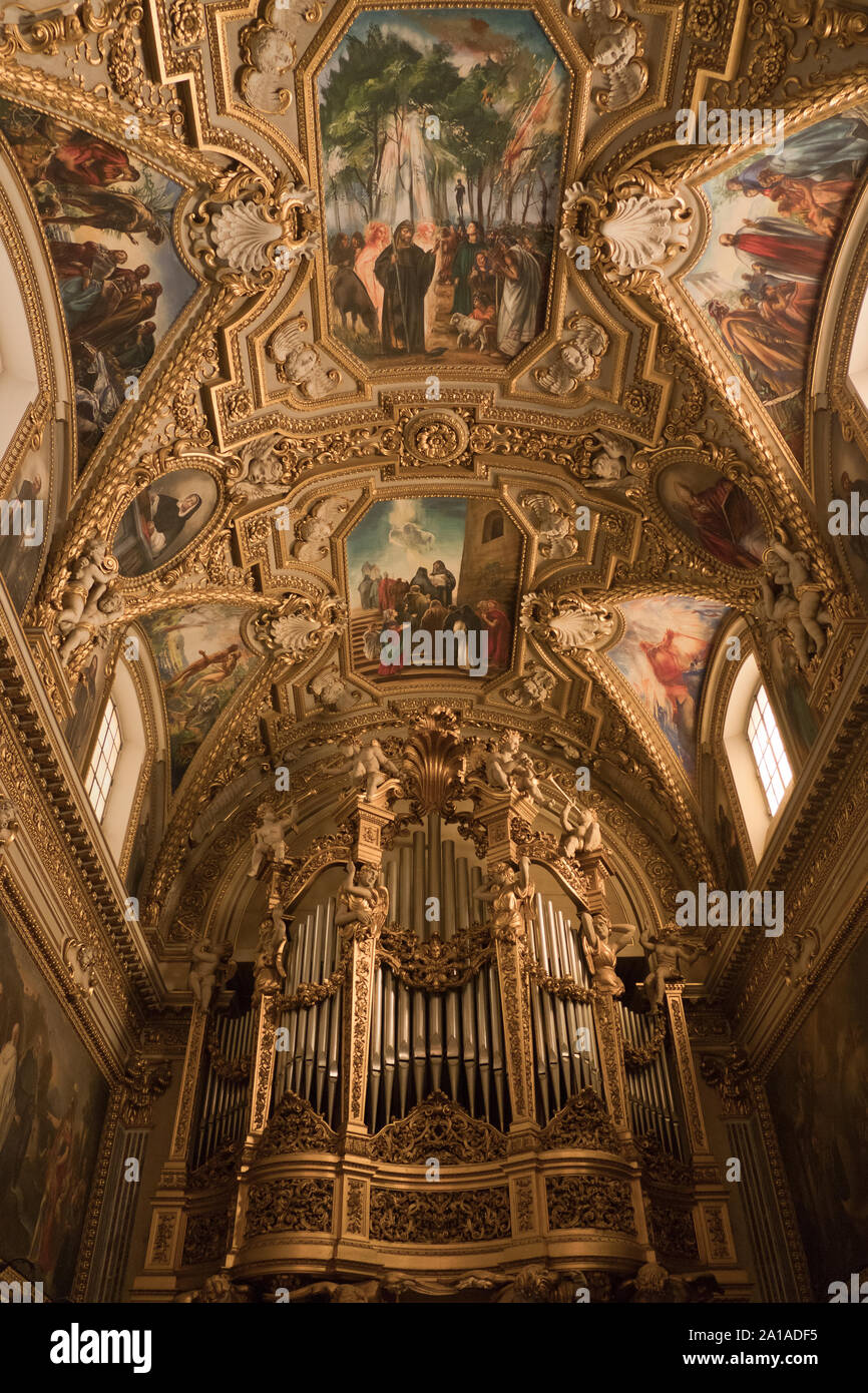 Interior de la Abadía de Montecassino en verano, Italia Foto de stock
