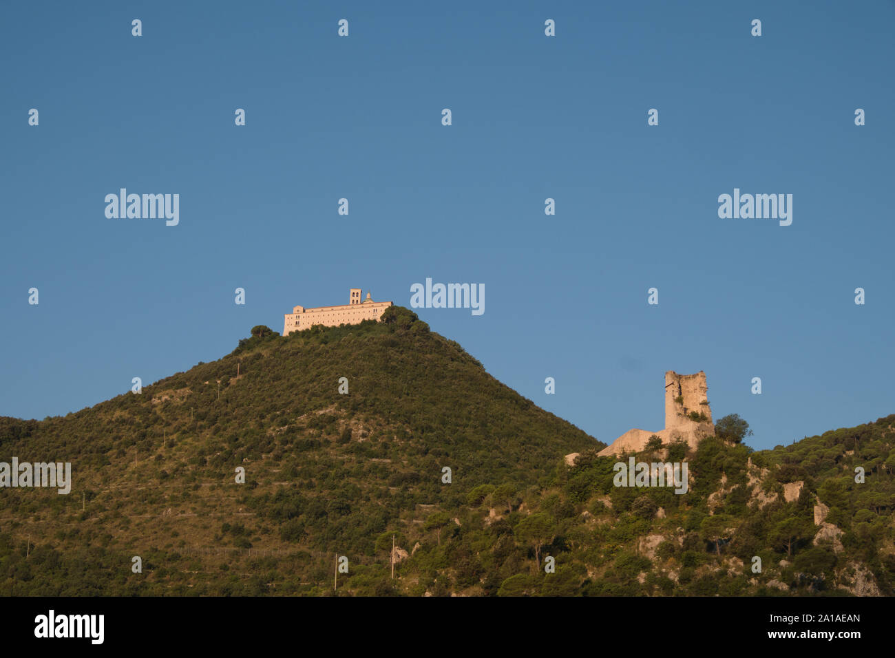 Vista del monasterio de Montecassino y el castillo de Rocca Janula en verano, Italia Foto de stock