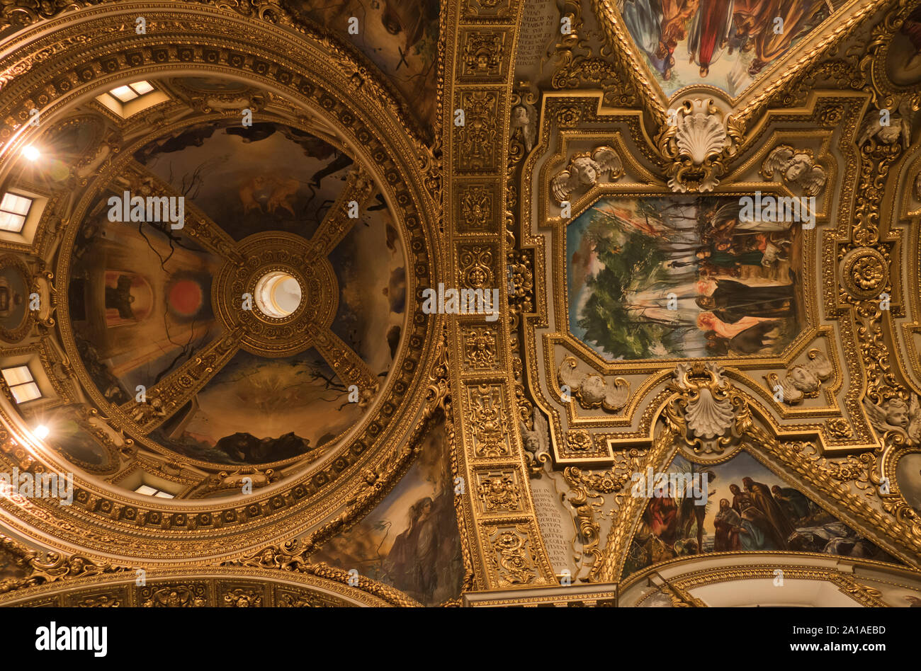 El techo interior de la Abadía de Montecassino en verano, Italia Foto de stock