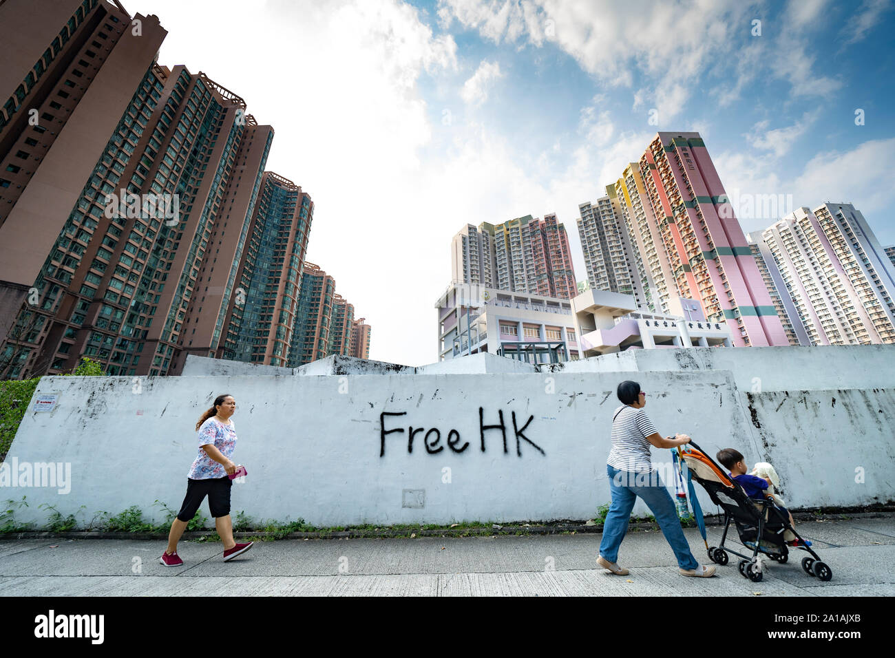 Pro Democracia y contra la ley de extradición protesta graffiti en la pared cerca de viviendas en Ma On Shan en Hong Kong Foto de stock