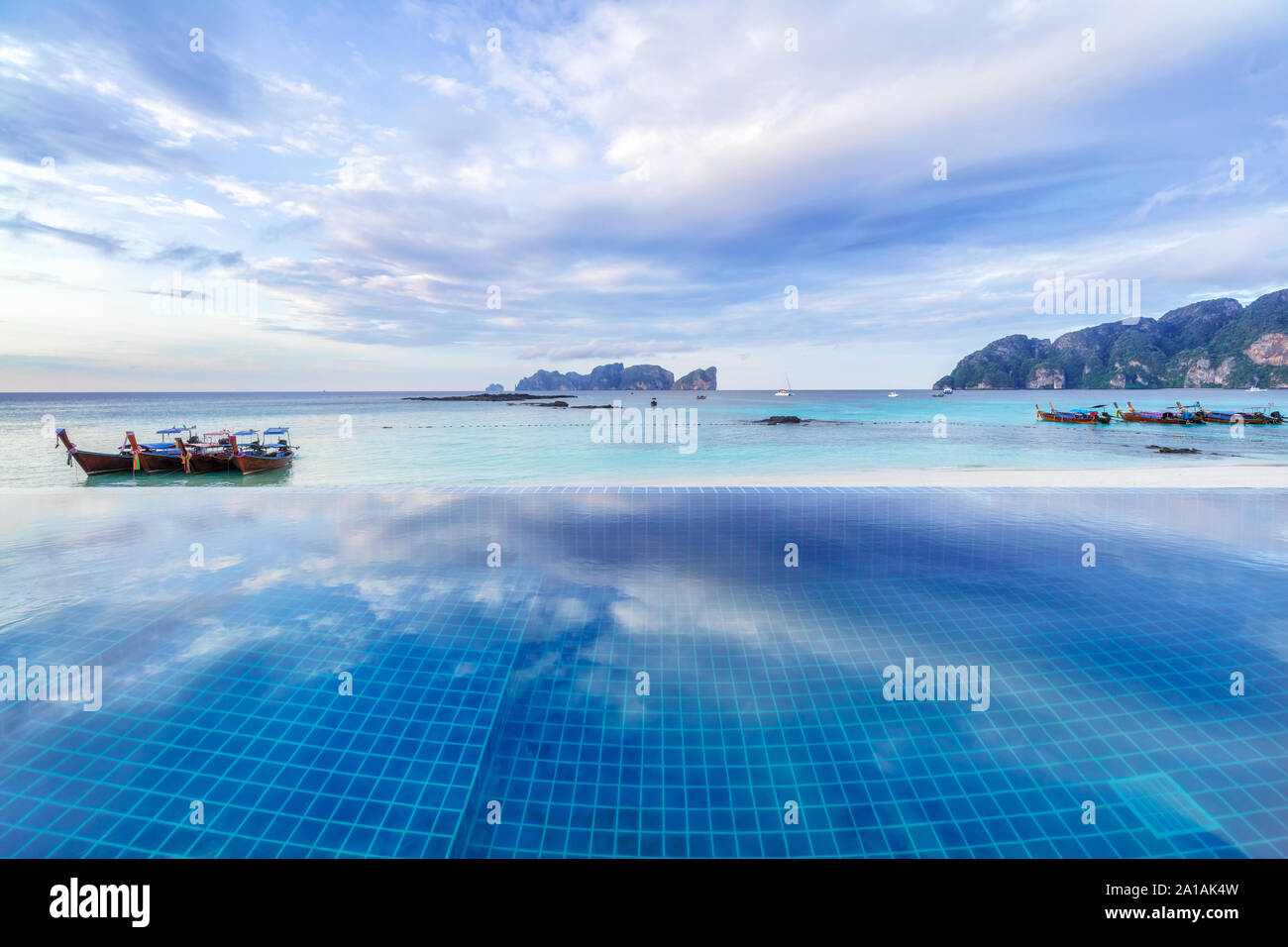 Un paraíso de playas tropicales de Asia en Tailandia con barcos "longtail" de madera Foto de stock