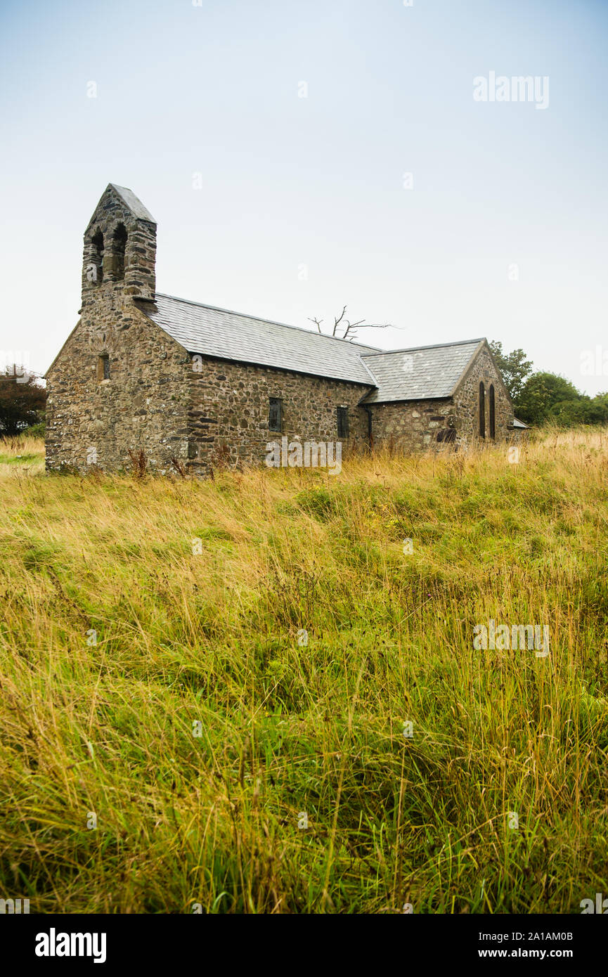 La Iglesia de San Teófilo, [la iglesia de St Eloi] Llandeloy redundantes, una iglesia en la aldea de Llandeloy, Pembrokeshire (Gales), dedicada a San Teófilo. La iglesia se originó probablemente en el siglo XII, y más tarde sirvió como la escuela de la aldea. Sin embargo, en la década de 1840 era una ruina. Fue reconstruido en 1926-27 a partir de las ruinas, y diseñado por el arquitecto John Coates Carter. El diseño sigue los principios de artes y oficios, para utilizar el más simple de los materiales locales disponibles, sin intentar copiar el estilo de cualquier período en particular. Después de la iglesia fue cerrada en 2002, fue tomada en el cuidado de la Frie Foto de stock