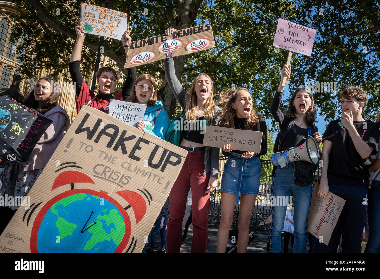 Huelga juventud 4 Clima. Miles de alumnos y estudiantes al salir de lecciones para protestar en Westminster como parte de una huelga nacional de cambio climático Foto de stock