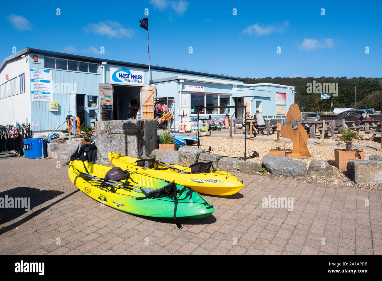 Gales occidental , wind surf de vela, centro de deportes acuáticos, Dale, Pembrokeshire, al suroeste de Gales, Reino Unido. Foto de stock