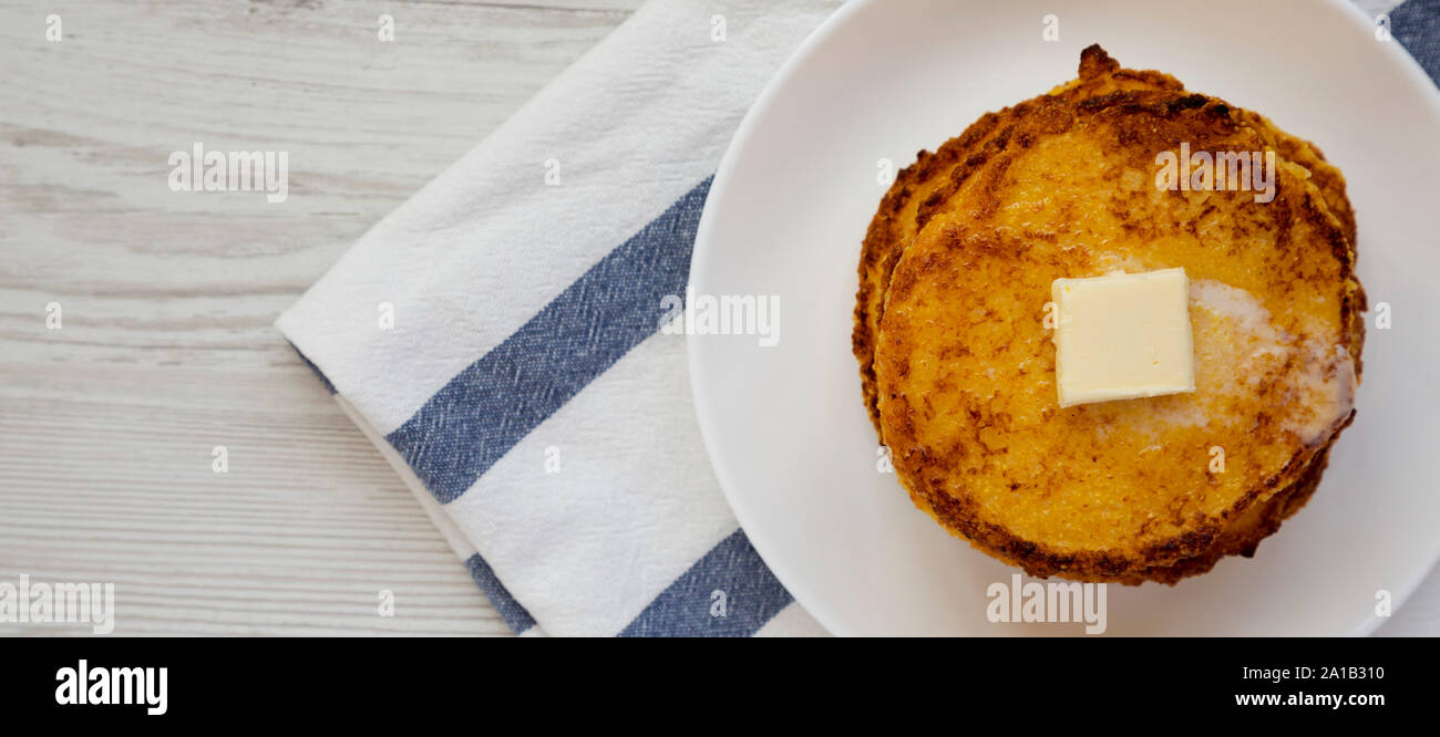 Johnny tortas caseras de harina de maíz con la mantequilla en una placa