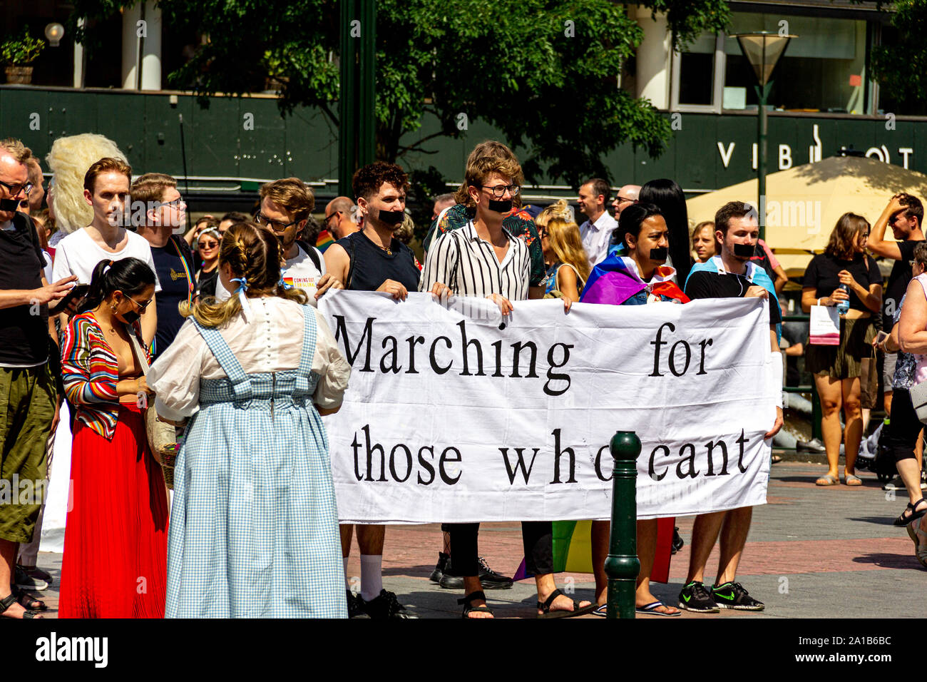 Los jóvenes con bocas grabadas protestando como parte del desfile del orgullo gay en Malmö, Suecia, 2019. Foto de stock