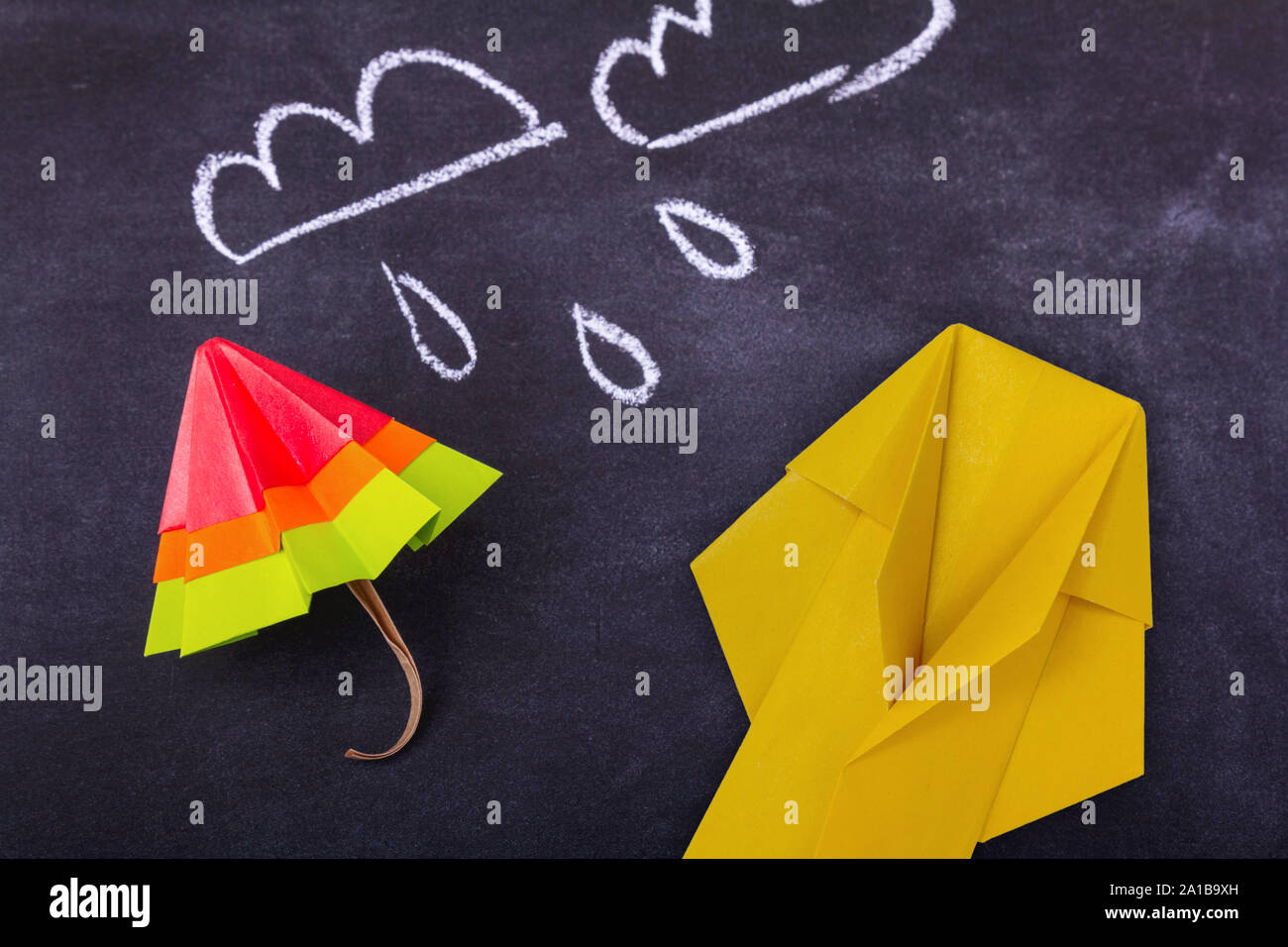Origami rojo amarillo azul paraguas de protección de dibujos animados sobre  un fondo blanco Fotografía de stock - Alamy