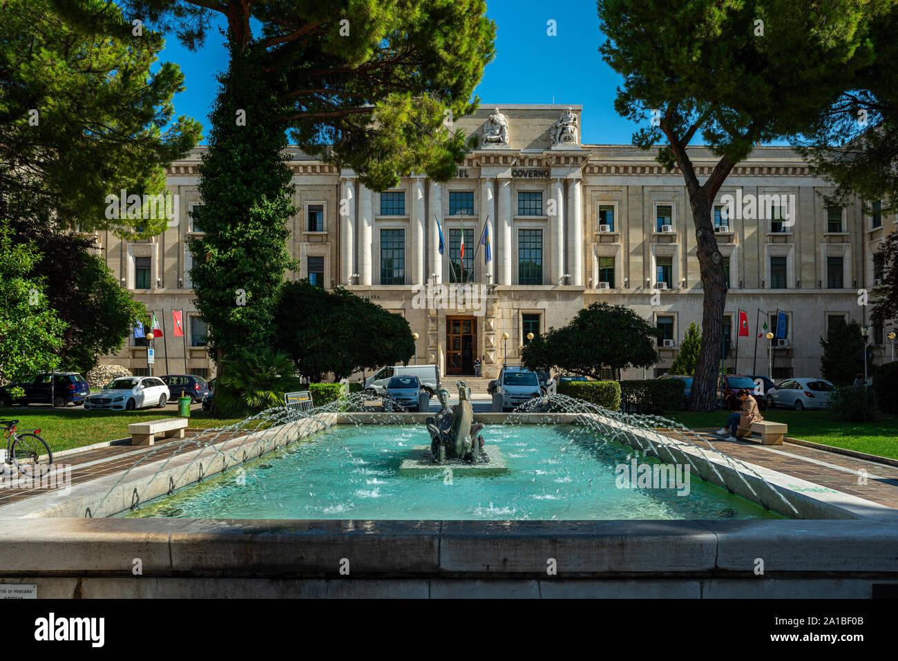 Las oficinas del gobierno de la provincia de Pescara. Vista frontal de la fuente por G. Di Prinzio con escultura de bronce Foto de stock